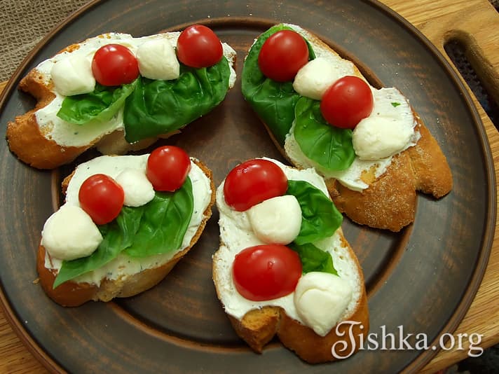 Брускетты с моцареллой и помидорами - Кулинарный пошаговый рецепт с фото.